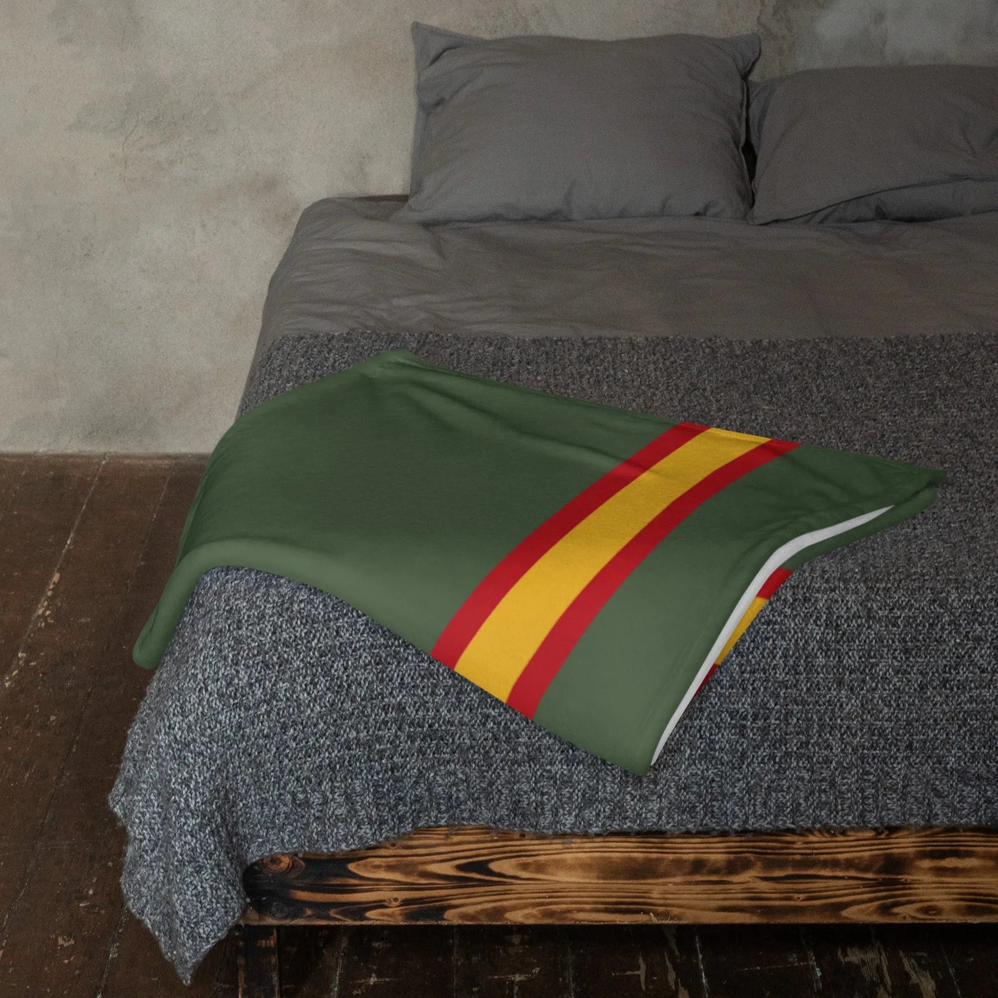Comprar Manta polar Cuerpo Jurídico Militar Bandera España La Flamenca de Borgoña Patricia Muñoz VOX